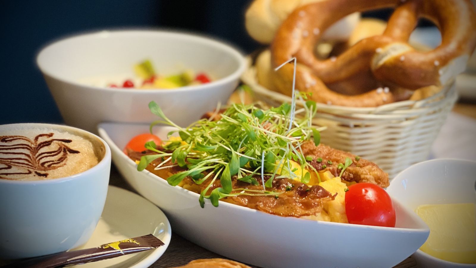 Rührei mit Kresse, frische Laugenbrezeln und Cappuccino beim Brunch in der Denkbar