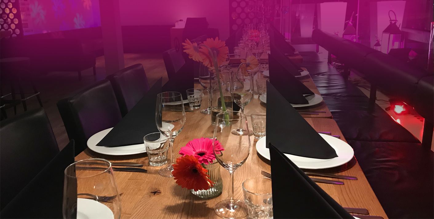 Festlich gedeckte Tafel mit Blumen und Kerzen