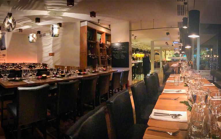 Festlich eingedeckte Tafel für eine Feier in der Denkbar