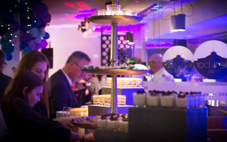 Gäste am Dessert-Buffet bei einer Abendveranstaltung