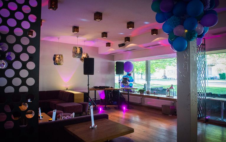 Lounge mit Ballondekoration und Partylicht