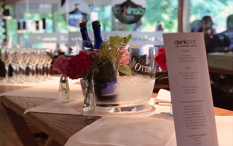 Sektempfang mit Gläsern, Blumen und Menükarte