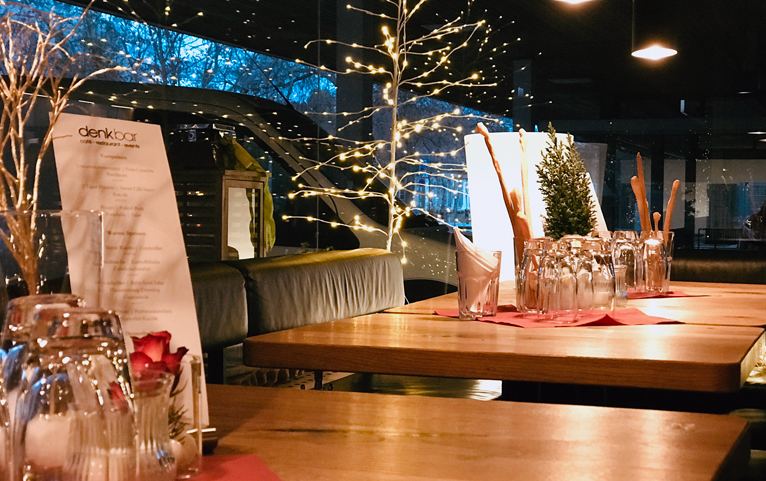 Weihnachtlich dekorierter Tisch mit Lichterzweigen